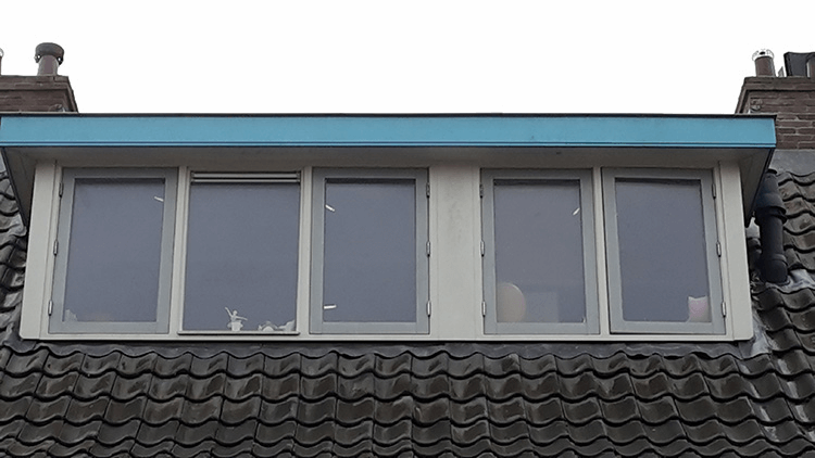 Huis dakkapel kozijnen laten schilderen in Alkmaar